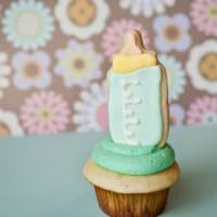 baby shower cupcakes