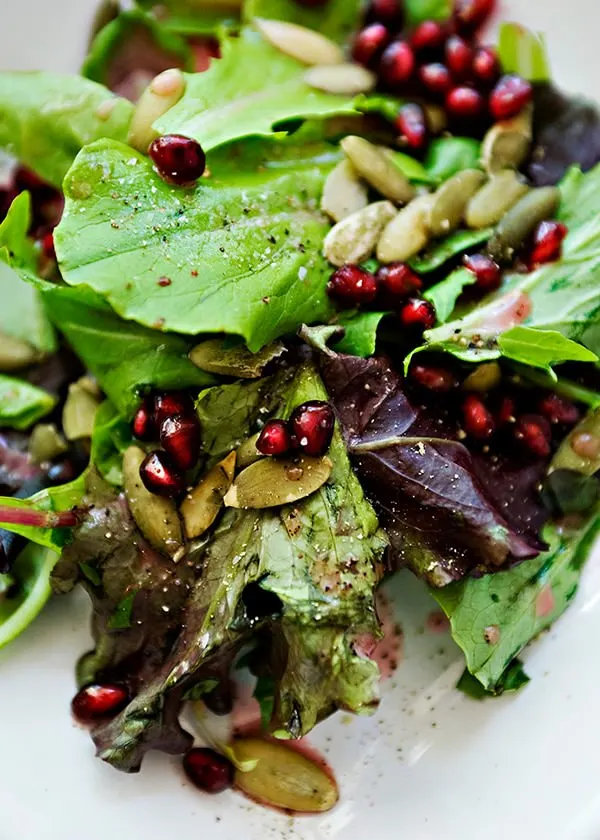 mixed greens with pomegranate and lemon dressing