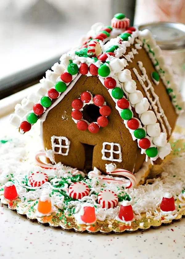 https://bakedbree.com/wp-content/uploads/2010/12/gingerbread-house_471.jpg.webp