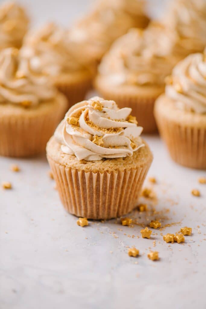 biscoff cupcakes with buttercream and gold star sprinkles
