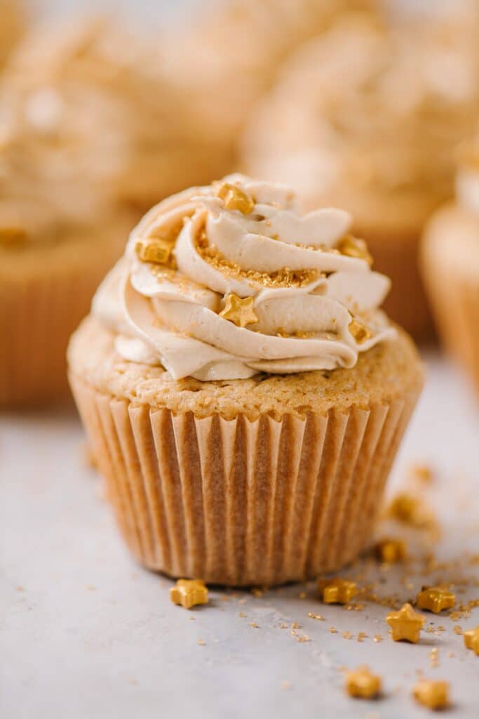 biscoff cupcake with buttercream and gold star sprinkles
