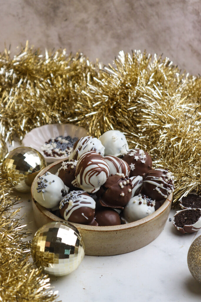 Christmas Oreo Balls featured image above