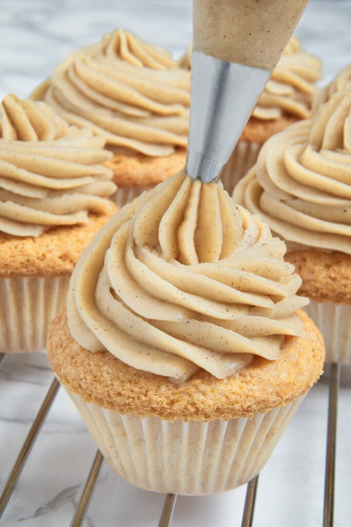 Cinnamon Buttercream Frosting featured image focused shot